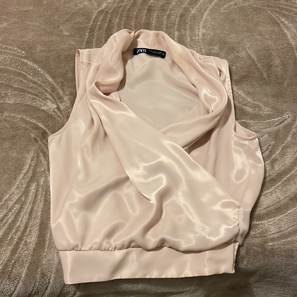 Light satin pink flowy opened décolleté blouse - Picture 2 of 3